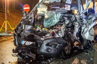 A81/Pleidelsheim: Transporter kracht ungebremst auf LKW - Fahrer wird schwer verletzt - Schwierige Rettung